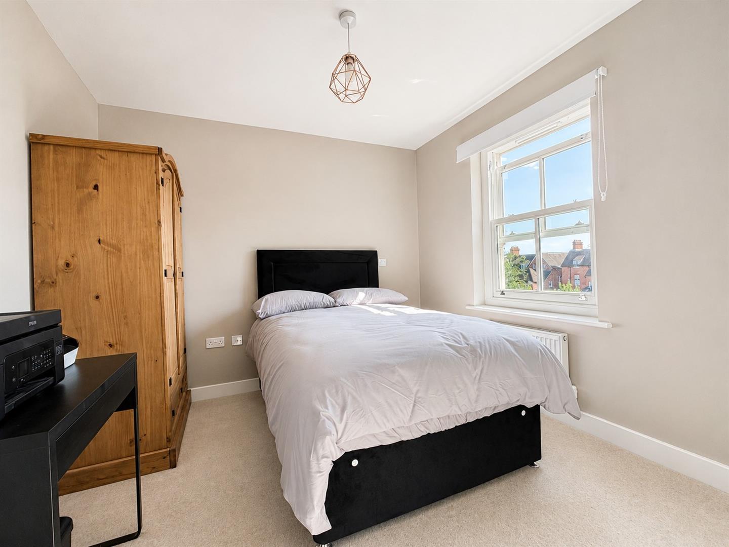 30 Warwick Avenue, Bedford